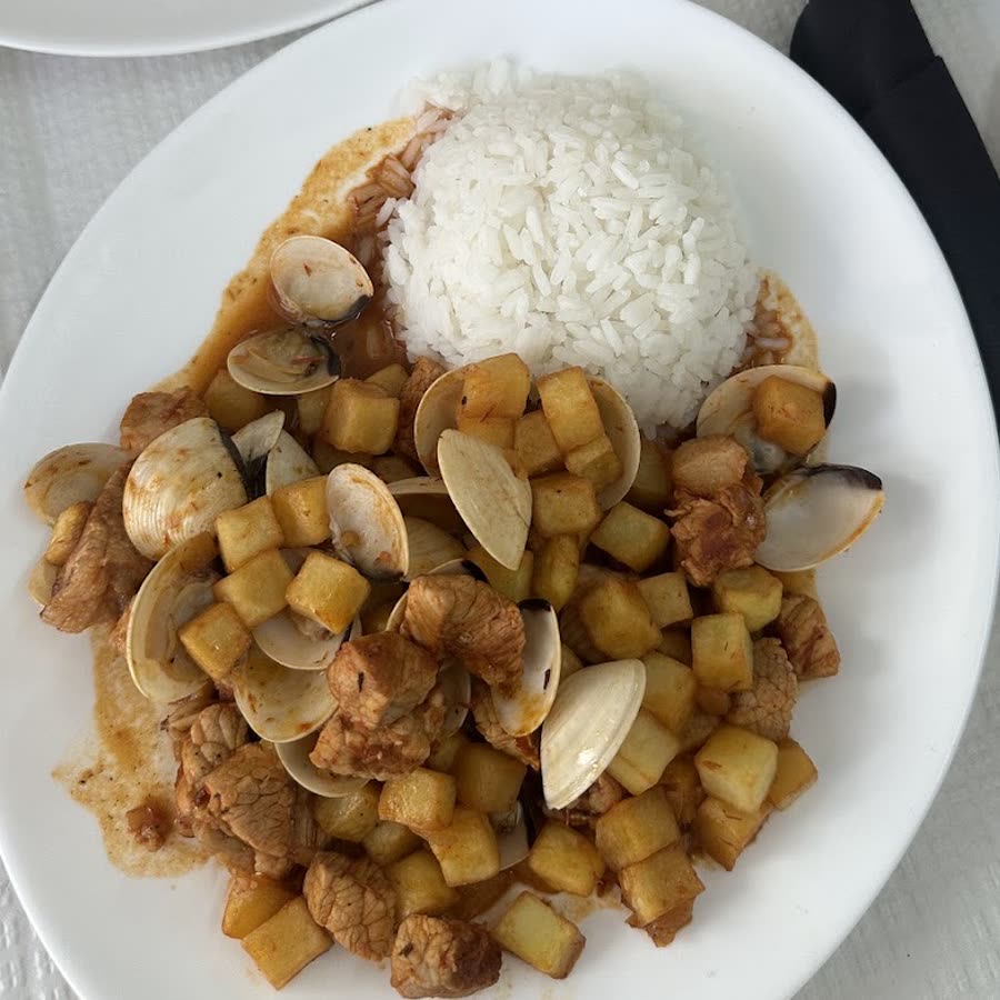 Carne de porco à alentejana